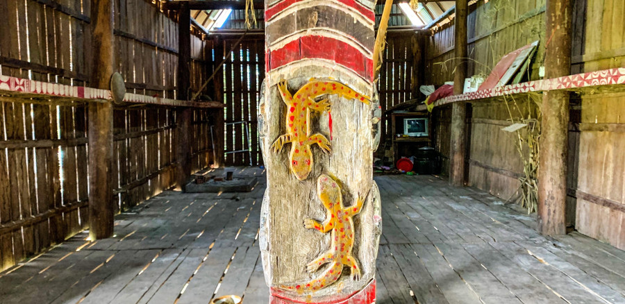 Phía trong nhà rông được trang trí với hình thù chim đại bàng, con rùa, tắc kè…