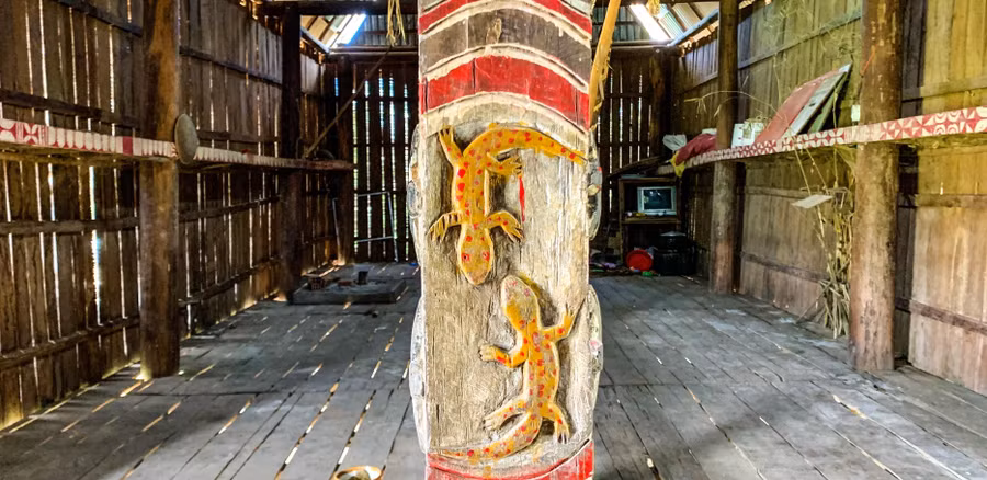 Phía trong nhà rông được trang trí với hình thù chim đại bàng, con rùa, tắc kè…