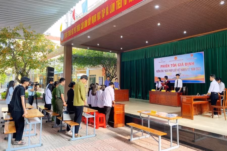 Phiên tòa giả định tại Trường THPT Cẩm Bình nhằm nâng cao ý thức và hiểu biết về pháp luật của học sinh, đặc biệt là vấn đề về bạo lực học đường.