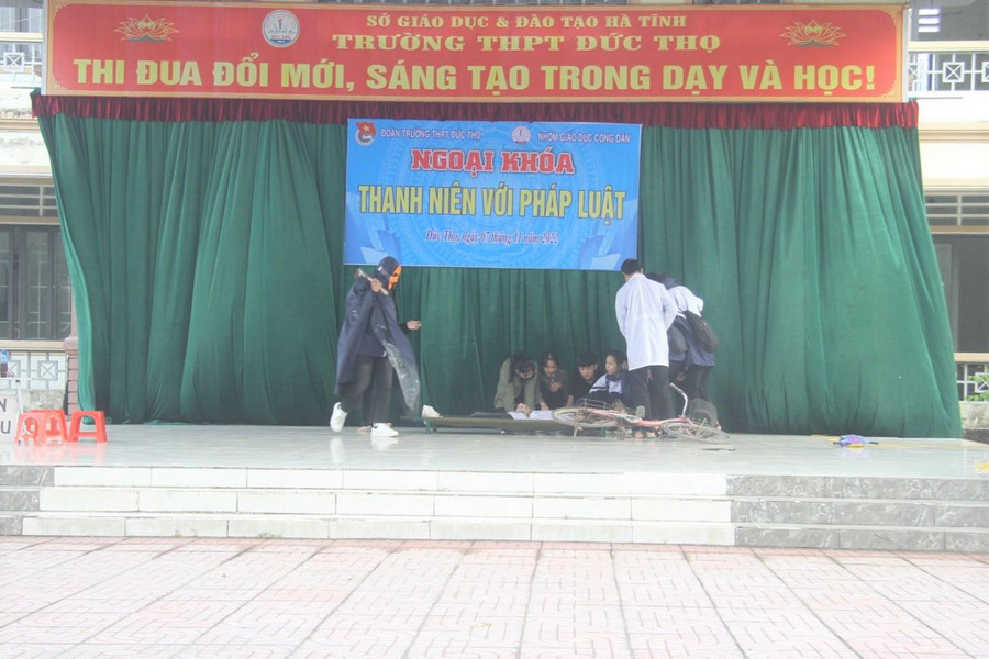 Sân khấu hóa chương trình Thanh niên với pháp luật tại Trường THPT Đức Thọ.