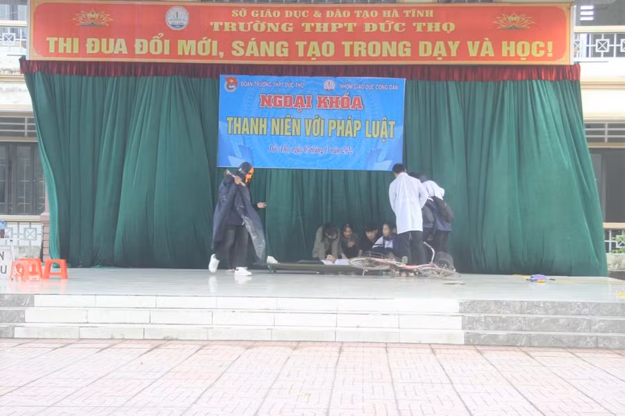 Sân khấu hóa chương trình Thanh niên với pháp luật tại Trường THPT Đức Thọ.