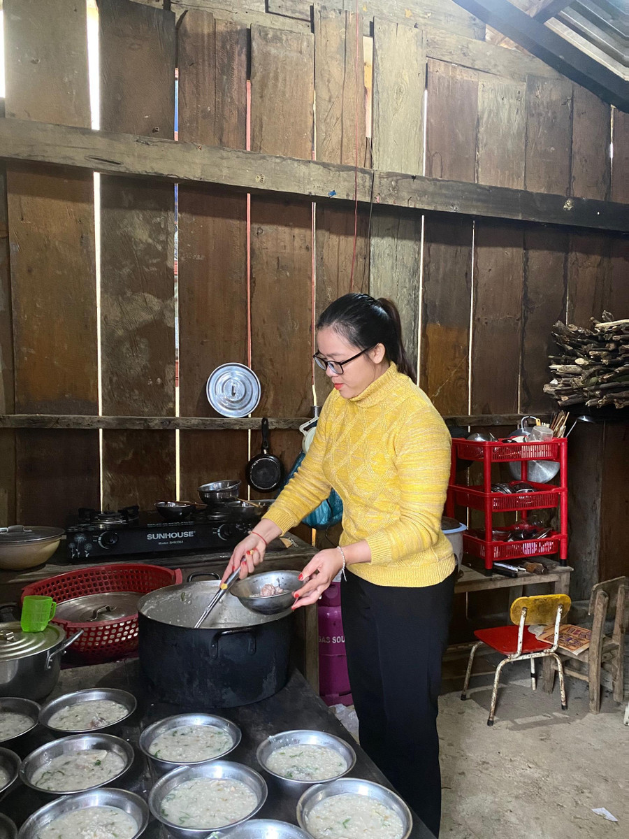 Cô Nguyễn Thị Thu Ba chuẩn bị bữa ăn trưa cho học sinh ở điểm trường thôn Tu Gia (xã Trà Tập, huyện Nam Trà My, Quảng Nam). Cô Nguyễn Thị Thu Ba chuẩn bị bữa ăn trưa cho học sinh ở điểm trường thôn Tu Gia (xã Trà Tập, huyện Nam Trà My, Quảng Nam).