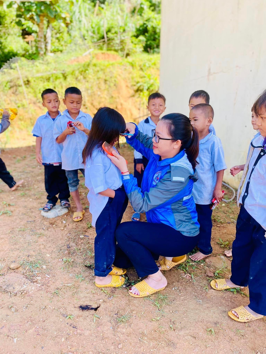 Cô Thu Ba cắt tóc cho học sinh điểm trường thôn Tu Gia. Cô Thu Ba cắt tóc cho học sinh điểm trường thôn Tu Gia.