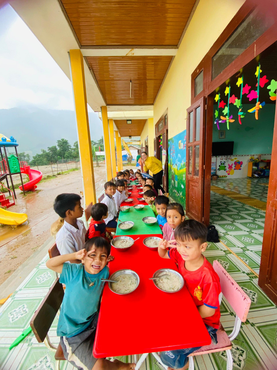 Mỗi tuần, học sinh mẫu giáo và tiểu học ở điểm trường thôn Tu Gia sẽ có 2 bữa ăn trưa tại trường từ nguồn hỗ trợ của các nhà hảo tâm. Mỗi tuần, học sinh mẫu giáo và tiểu học ở điểm trường thôn Tu Gia sẽ có 2 bữa ăn trưa tại trường từ nguồn hỗ trợ của các nhà hảo tâm.