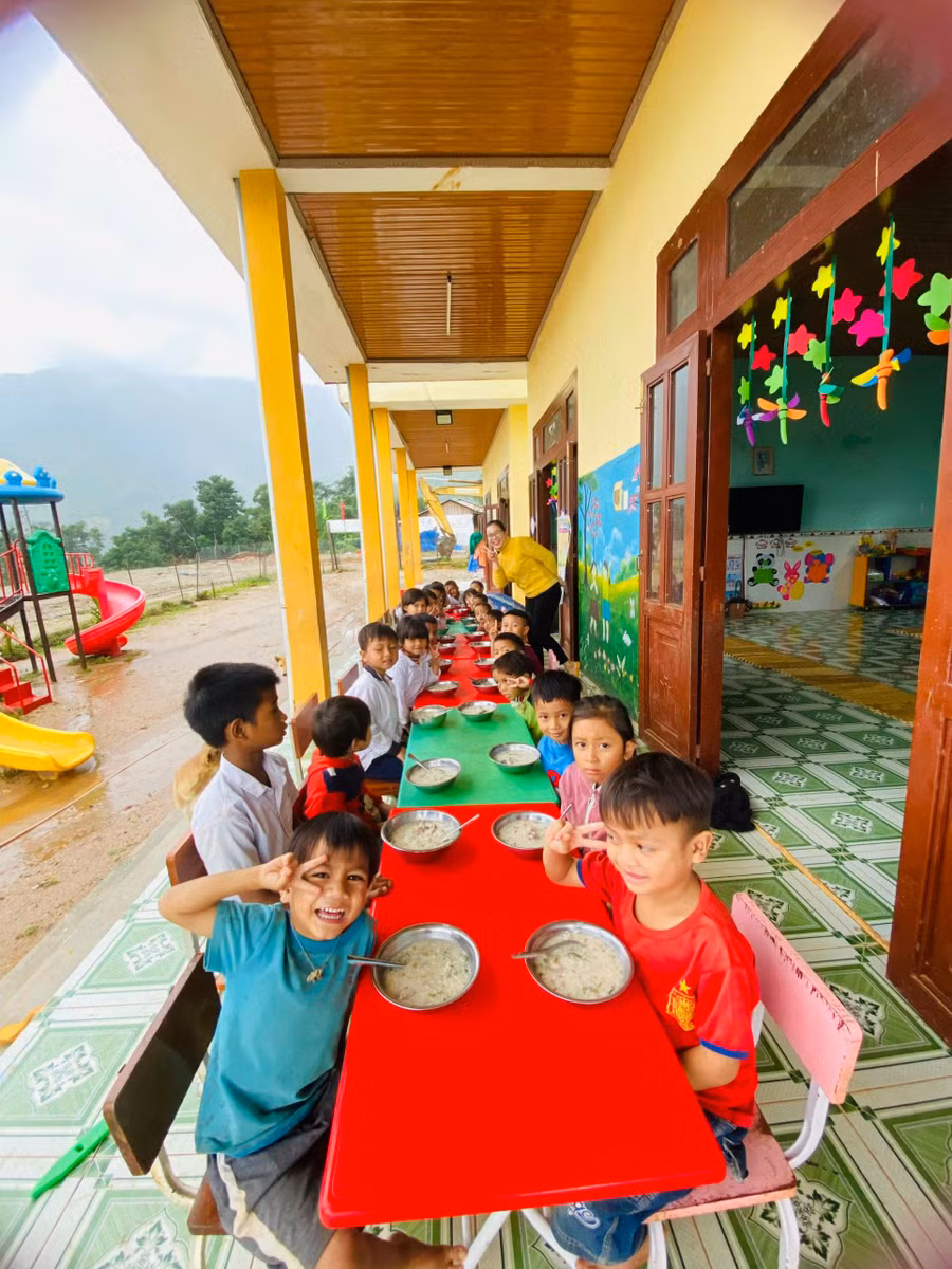 Mỗi tuần, học sinh mẫu giáo và tiểu học ở điểm trường thôn Tu Gia sẽ có 2 bữa ăn trưa tại trường từ nguồn hỗ trợ của các nhà hảo tâm.