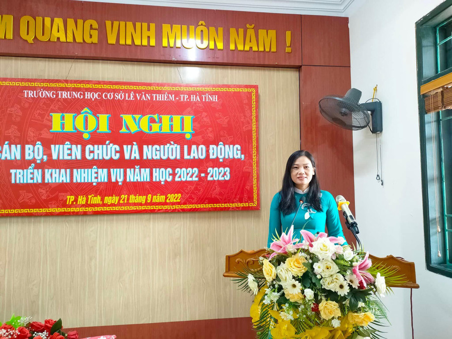 Cô Dương Thị Huyên phát biểu tại Hội nghị cán bộ, viên chức và người lao động Trường THCS Lê Văn Thiêm năm 2022. Cô Dương Thị Huyên phát biểu tại Hội nghị cán bộ, viên chức và người lao động Trường THCS Lê Văn Thiêm năm 2022.
