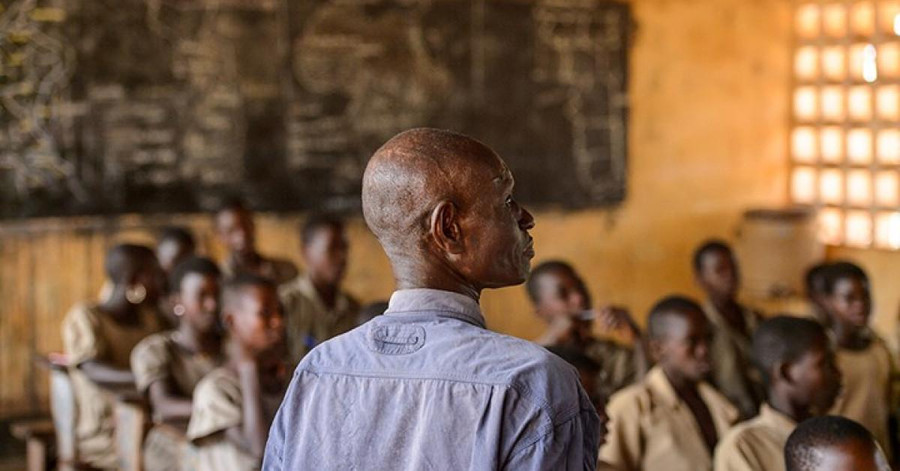 Ở không ít quốc gia, giáo viên có thu nhập thấp hơn so với chuyên gia ở ngành nghề khác. Ở không ít quốc gia, giáo viên có thu nhập thấp hơn so với chuyên gia ở ngành nghề khác.