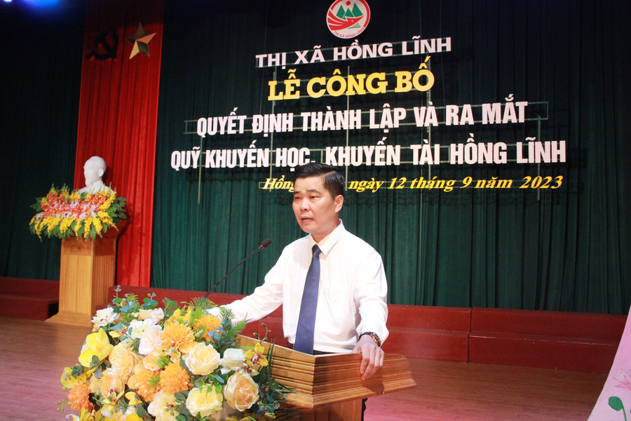 Ông Trần Xuân Đức - Phó Chủ tịch UBND thị xã Hồng Lĩnh, Chủ tịch Quỹ khuyến học, khuyến tài Hồng Lĩnh thông qua Quyết định thành lập Quỹ.