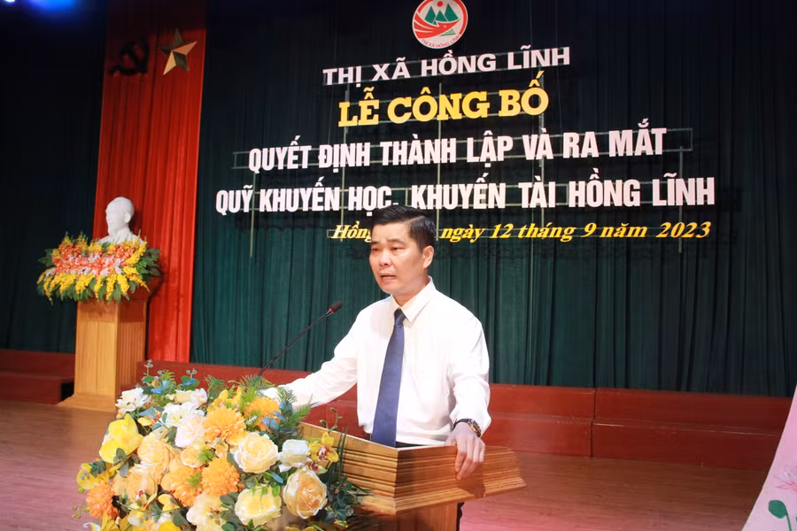 Ông Trần Xuân Đức - Phó Chủ tịch UBND thị xã Hồng Lĩnh, Chủ tịch Quỹ khuyến học, khuyến tài Hồng Lĩnh thông qua Quyết định thành lập Quỹ.