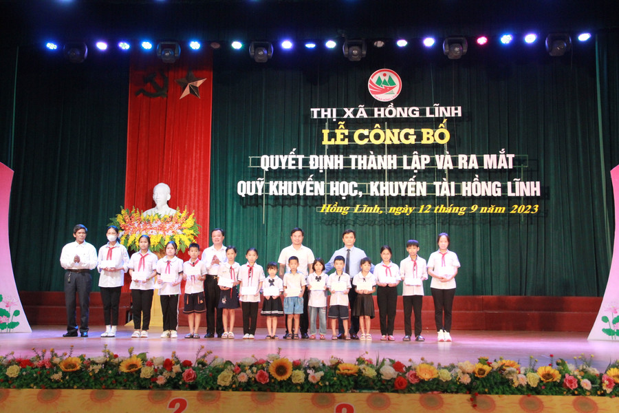 Trao thưởng cho học sinh giỏi có hoàn cảnh khó khăn.