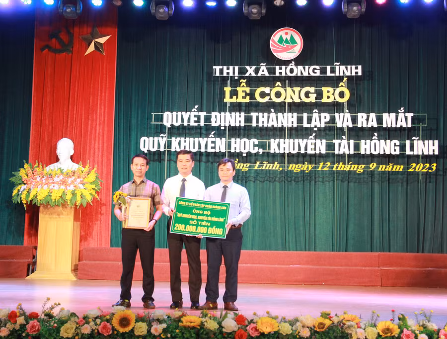 Công ty Cổ phần Tập đoàn Hoành Sơn ủng hộ Quỹ khuyến học, khuyến tài Hồng Lĩnh 200 triệu đồng.