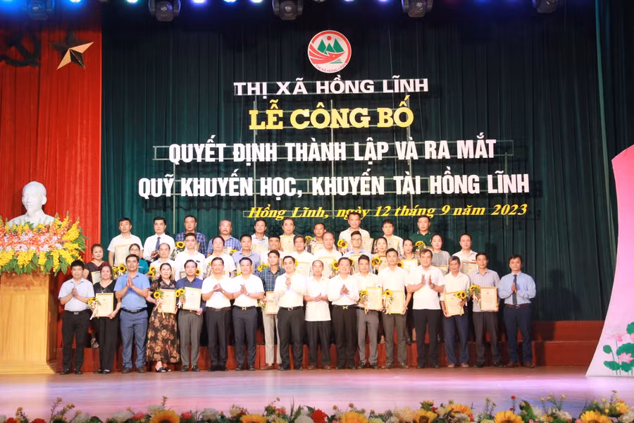 Vinh danh các cá nhân, tổ chức và doanh nghiệp đã ủng hộ Quỹ khuyến, học khuyến tài Hồng Lĩnh.