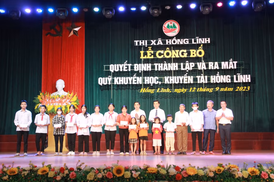 Bí thư Thị ủy và lãnh đạo UBND Thị xã Hồng Lĩnh trao quà cho các em học giỏi, vượt khó.