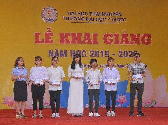 Các đơn vị, doanh nghiệp tặng học bổng, phần thưởng cho sinh viên tại lễ khai giảng Các đơn vị, doanh nghiệp tặng học bổng, phần thưởng cho sinh viên tại lễ khai giảng