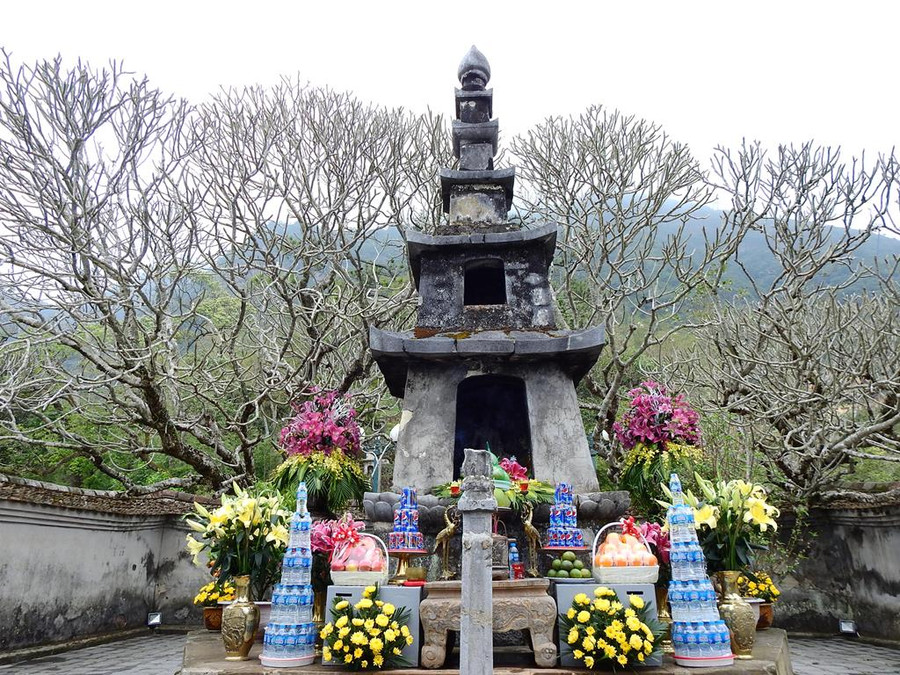 Tượng Phật Hoàng Trần Nhân Tông được tạo tác và bài trí trong tháp Huệ Quang từ thế kỷ 17 cho đến nay. Tượng Phật Hoàng Trần Nhân Tông được tạo tác và bài trí trong tháp Huệ Quang từ thế kỷ 17 cho đến nay.