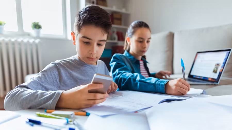 Sử dụng điện thoại trở thành thói quen của học sinh sau đại dịch.