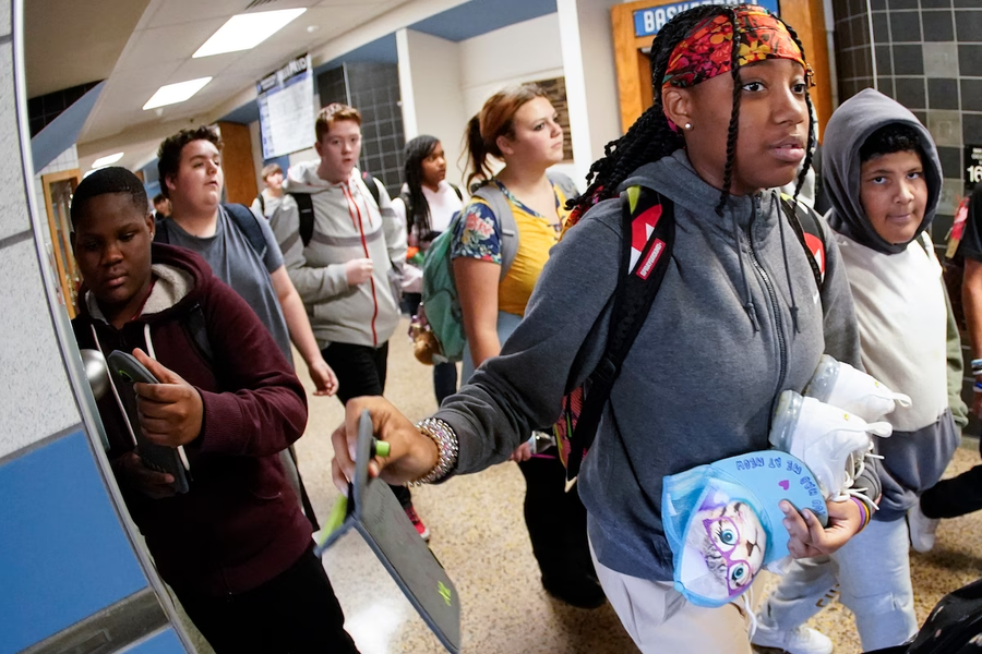 Trẻ phải nhận những hình phạt nghiêm khắc nếu vi phạm. Trẻ phải nhận những hình phạt nghiêm khắc nếu vi phạm.