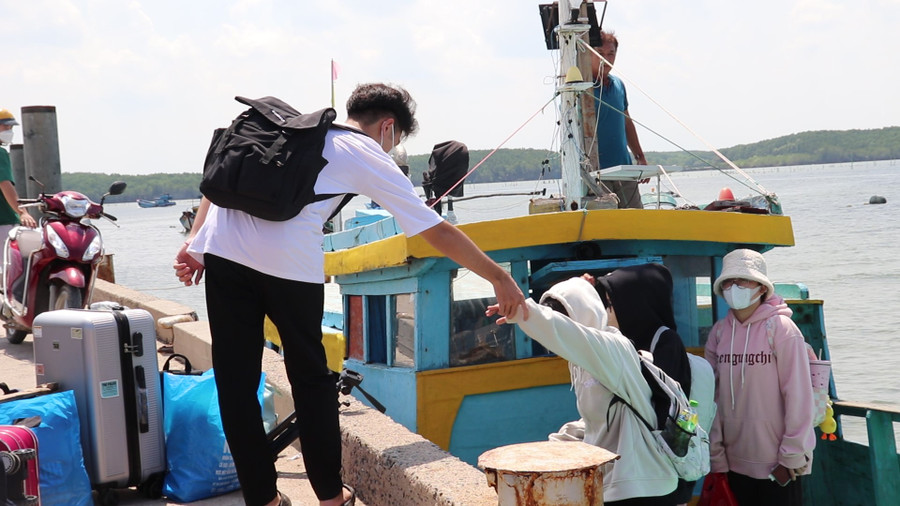 Học sinh ấp đảo Thiềng Liềng cập bến đò bên trung tâm xã Thạnh An. Ảnh: Bùi Vân