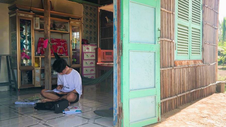 Nguyễn Trần Thiện Nhân ôn thi tốt nghiệp THPT tại nhà trên ấp đảo Thiềng Liềng, xã Thạnh An, huyện Cần Giờ. Ảnh: Bùi Vân