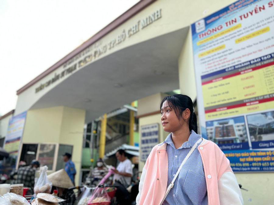 Kim Xuyến sau giờ thi năng khiếu ở Trường Cao đẳng Sư phạm Trung ương TPHCM. Ảnh: Bùi Vân