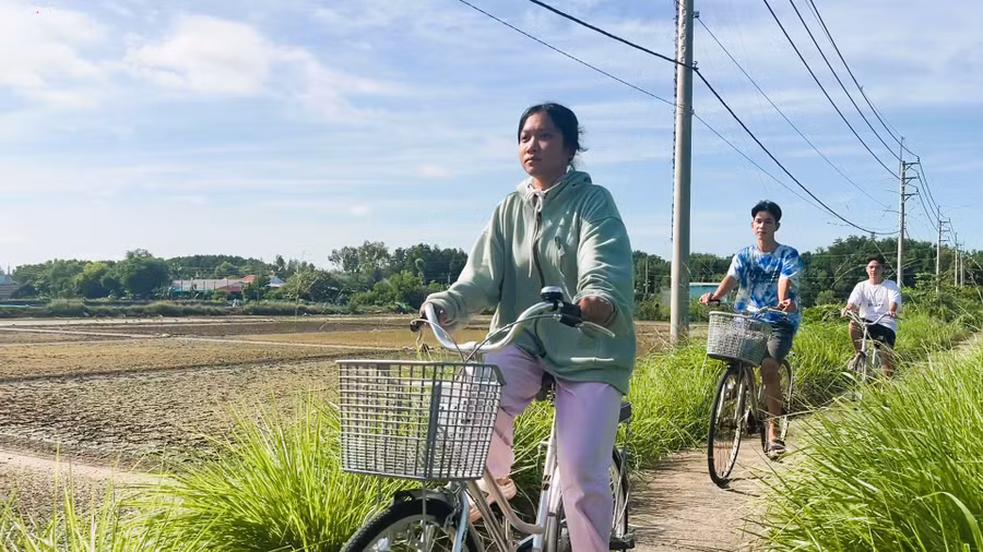 Kim Xuyến và những người bạn trên con đường xuyên ấp đảo Thiềng Liềng. Ảnh: Bùi Vân