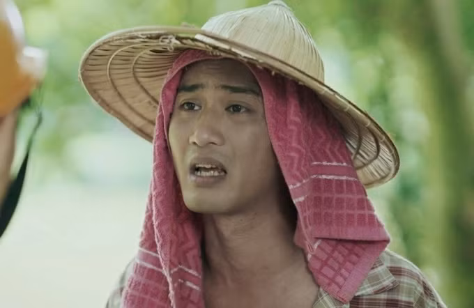 Tạo hình của Doãn Quốc Đam trong phim 'Làng trong phố'.