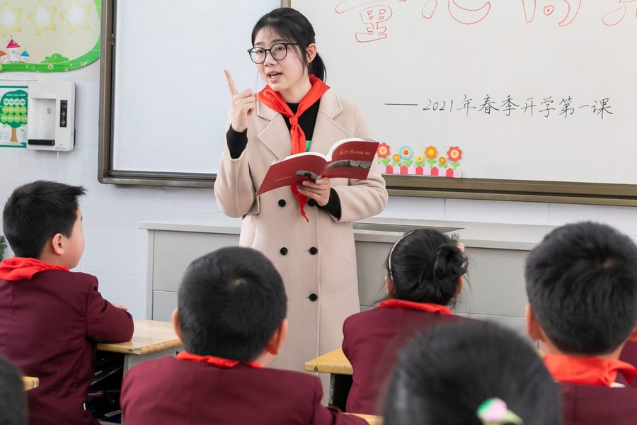 Tôn trọng giáo viên và coi trọng giáo dục là những giá trị cốt lõi ở Trung Quốc. Tôn trọng giáo viên và coi trọng giáo dục là những giá trị cốt lõi ở Trung Quốc.