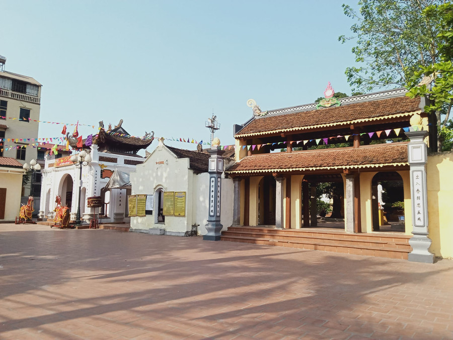 Trước Công nguyên, Đặng Sỹ - Châu trưởng đất Giao Châu đã đến Liên Bạt mở trường dạy chữ.