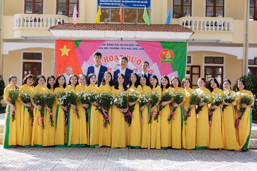 Tập thể cán bộ, giáo viên Trường Tiểu học Đức Lâm, huyện Đức Thọ, tỉnh Hà Tĩnh. Ảnh: NVCC