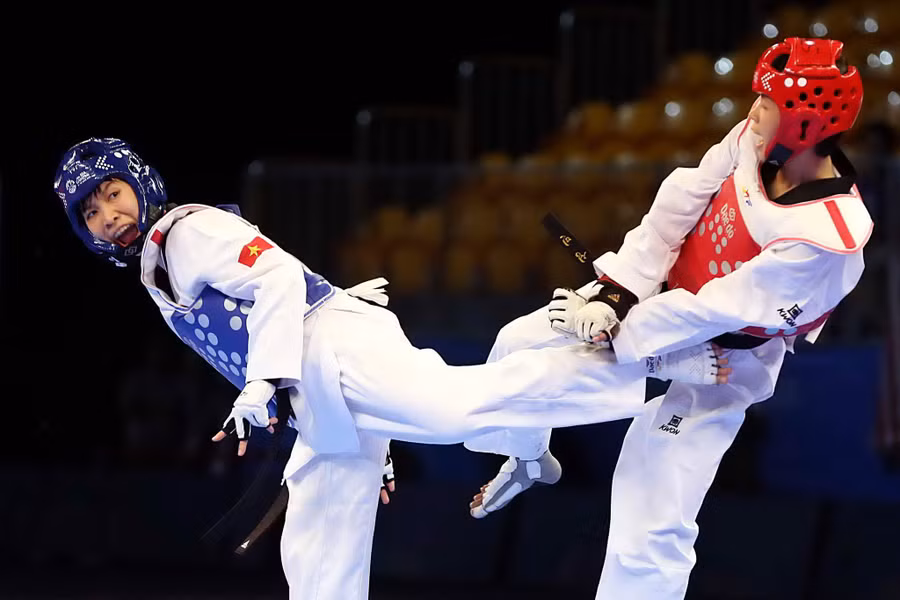 Nữ võ sĩ Trương Thị Kim Tuyền (bên trái). Ảnh: ITN.