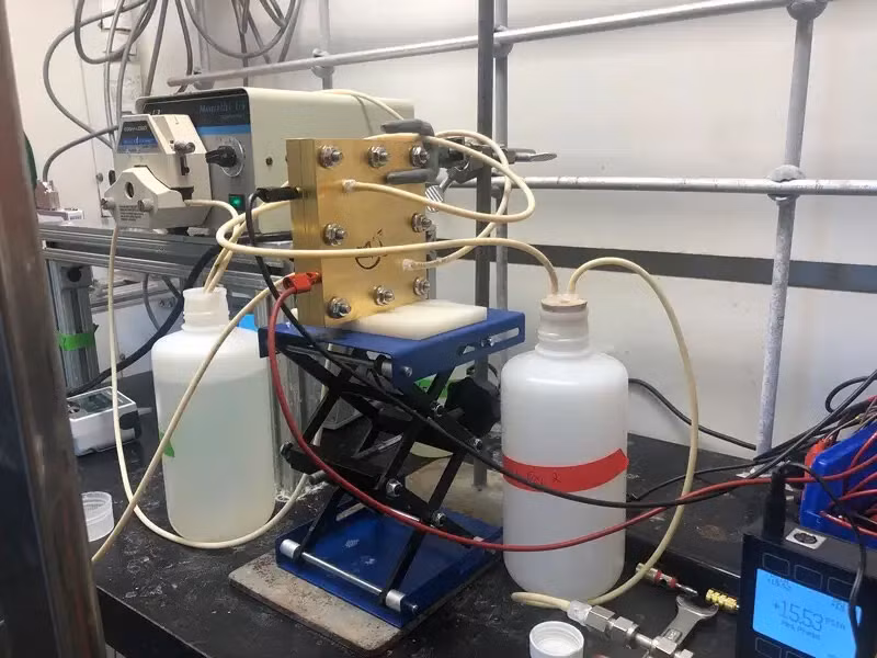 Các nhà nghiên cứu sử dụng một hệ thống điện phân carbon dioxide 2 bước để sản xuất một hợp chất hóa học có tên là axetat.