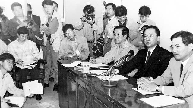 Sở Cảnh sát Seoul mở họp báo sau khi truy bắt thành công băng nhóm Chijon. Sở Cảnh sát Seoul mở họp báo sau khi truy bắt thành công băng nhóm Chijon.