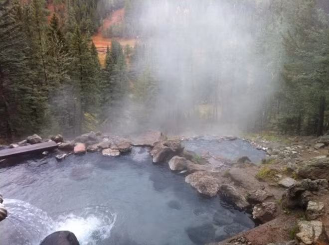 Suối Jemez, New Mexico: Tại đây có nhiều biển cấm khỏa thân, nhưng do nhiều suối nước nóng quanh làng Jemez nằm trong rừng quốc gia Santa Fe, nhiều du khách vẫn thoải mái khỏa thân và ngâm mình trong làn nước ấm áp. 