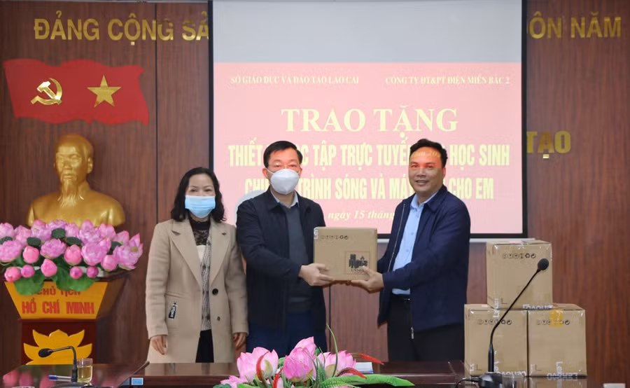 Sở GD&ĐT Lào Cai tiếp nhận máy tính cho chương trình "Sóng và máy tính cho em"