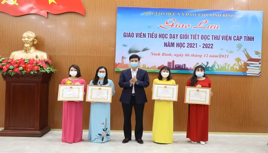 Ông Phan Thành Công, Giám đốc Sở GD&ĐT Ninh Bình trao giải cho các giáo viên đạt giải Nhất.