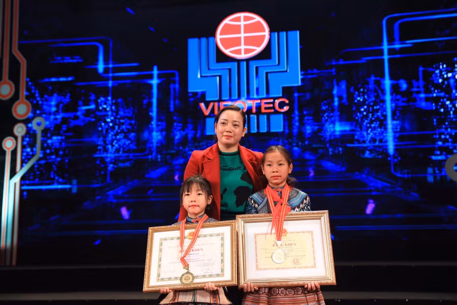 Cô Bùi Thị Hường, Hiệu trưởng Trường PTDTBT Tiểu học số 1 xã Sín Chéng (Si ma cai, Lào Cai) cùng 2 HS đạt giải.