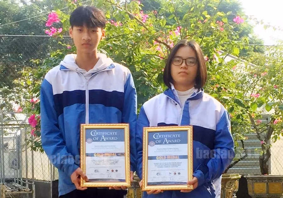 2 HS Trường THPT Chuyên Lào Cai trong nhóm đề tài đạt Huy chương Vàng.