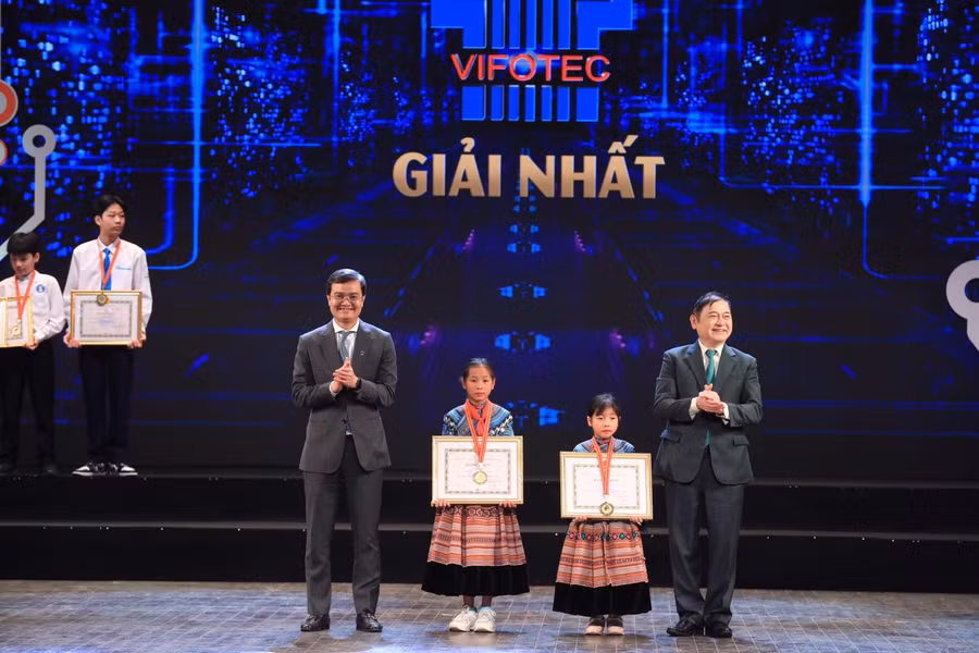 Mô hình sản phẩm “Gia đình em” của HS Thào Thị Kim Ngân, Thào Thị Kim Phương, Trường PTDTBT Tiểu học số 1 xã Sín Chéng (Lào Cai) được BTC trao giải Nhất.