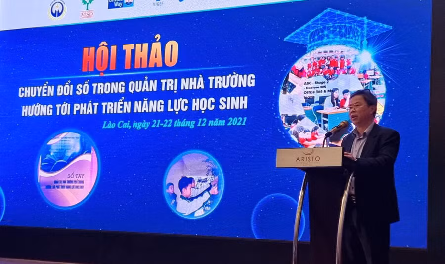 Phó Giám đốc Sở GD&ĐT Lào Cai, ông Nguyễn Thế Dũng phát biểu tại Hội thảo. 