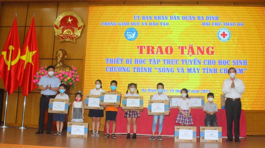 Ngành GD&ĐT Ba Đình hỗ trợ thiết bị học tập cho học sinh khó khăn. 