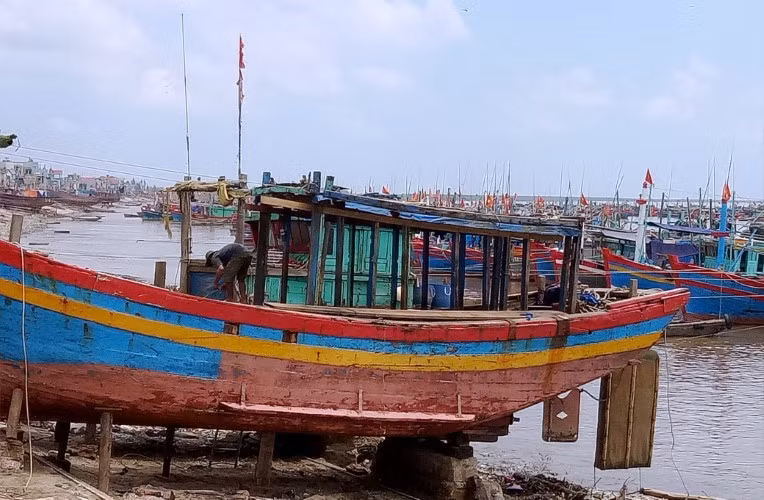 Ngư dân ở xã Ngư Lộc, huyện Hậu Lộc (Thanh Hóa) neo đậu tàu thuyền.