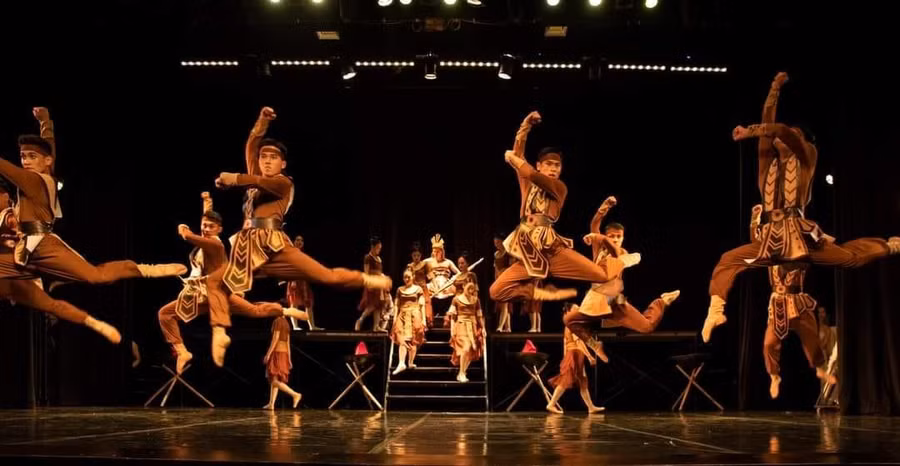 Đa số sân khấu đi sâu vào đề tài lịch sử, thiếu đi hơi thở đương đại.