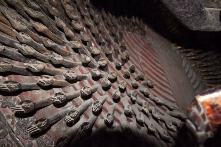 Con mắt trong lòng tay Phật có nghĩa thiên hà và nhìn thấu.