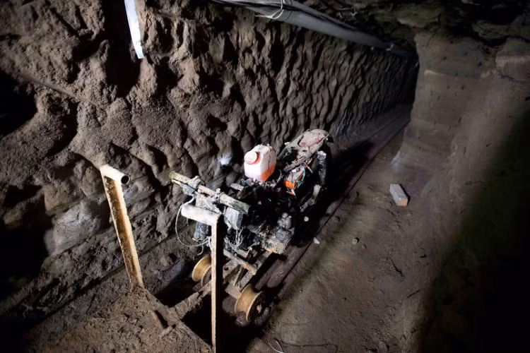 Một chiếc môtô tự chế trong hầm để vận chuyển đất đá.