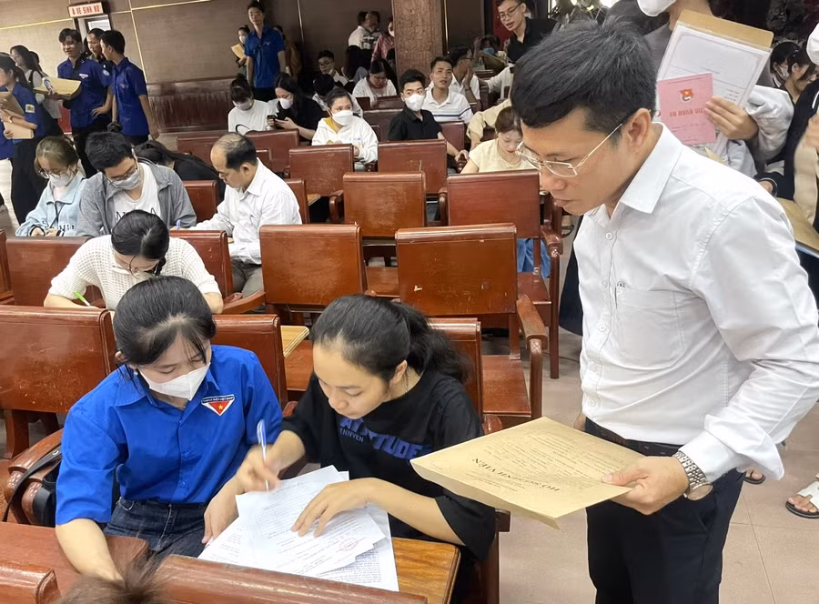 Thí sinh làm thủ tục hồ sơ nhập học vào Trường ĐH Sư phạm năm 2023.