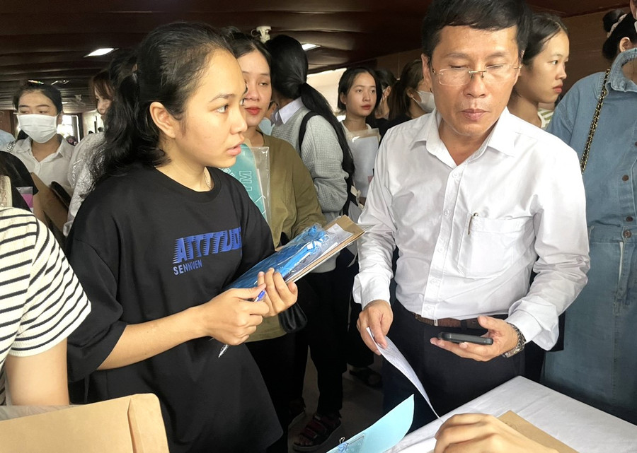 Tân sinh viên Hồ Thị Vị Hoa (áo đen) gặp hoàn cảnh khó khăn khi chuẩn bị nhập học.