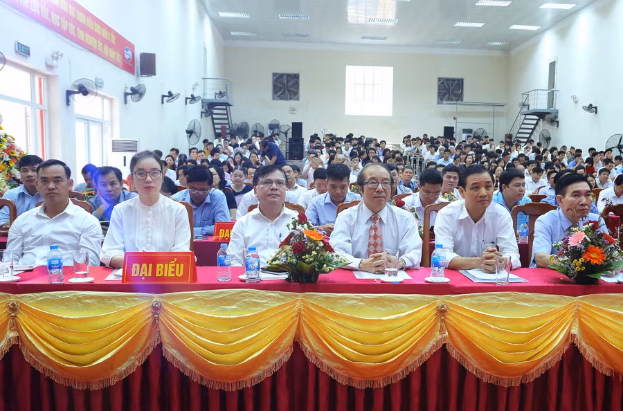 Các đại biểu tham dự buổi lễ. Ảnh: Việt Hà