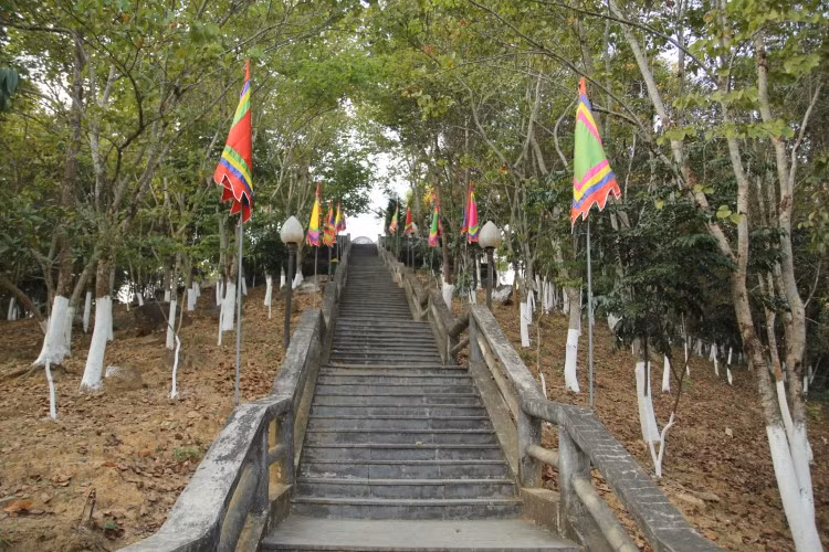 Lối lên quần thể đền thờ vua Lê Thái Tổ và bia vua Lê Thái Tổ.