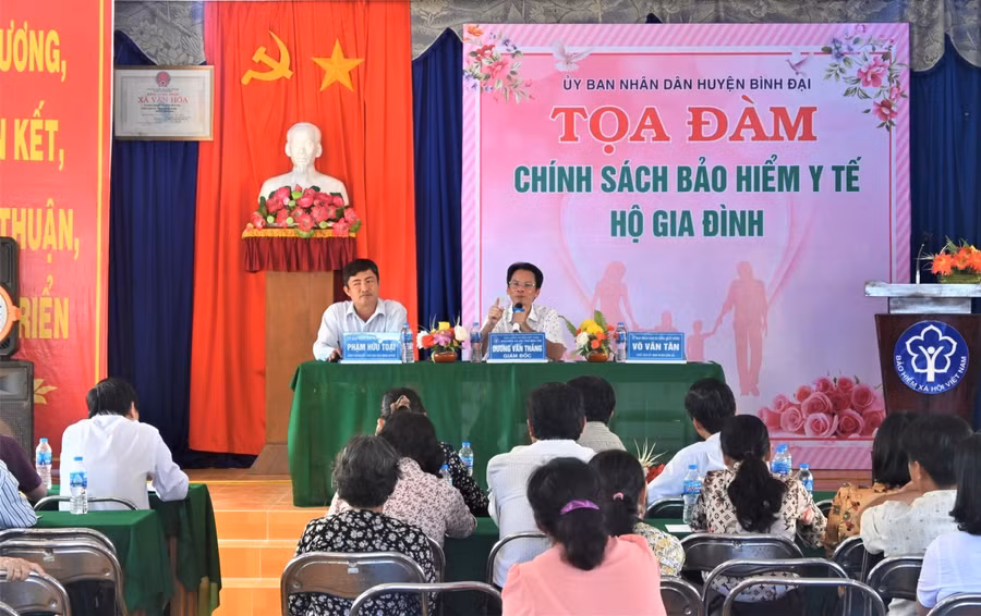 Tọa đàm chính sách BHYT hộ gia đình tại xã Vang Quới Đông huyện Bình Đại.