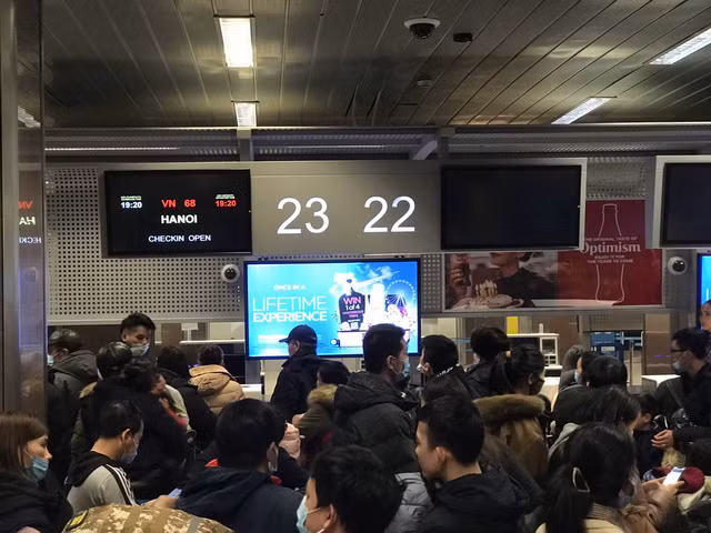 Công dân Việt Nam chuẩn bị làm thủ tục check-in ở sân bay Henri Coanda, Bucharest, Romania ngày 12/3. Ảnh: Báo Thế giới và Việt Nam.